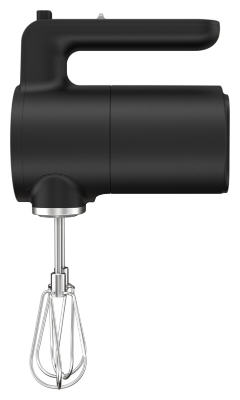 Ein schwarzer Handmixer mit Griff und Schneebesenaufsatz, isoliert auf Weiß.