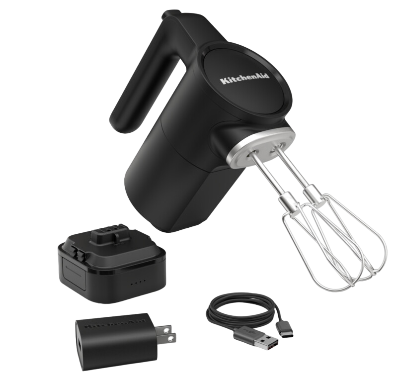 Schwarzer KitchenAid-Handmixer mit Zubehör: Ladegerät, Akku und USB-Kabel.