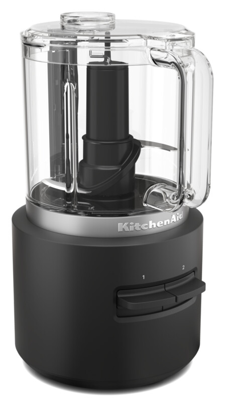 Ein schwarzer KitchenAid-Foodprozessor. Er hat eine transparente Schüssel und einen Griff. Es gibt Geschwindigkeitseinstellungen.