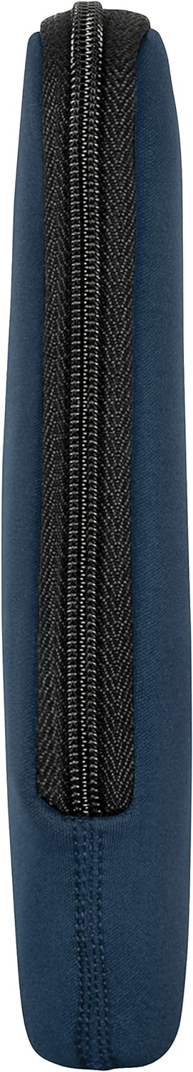 Primer plano de una funda para portátil azul marino con cremallera negra y tirador.