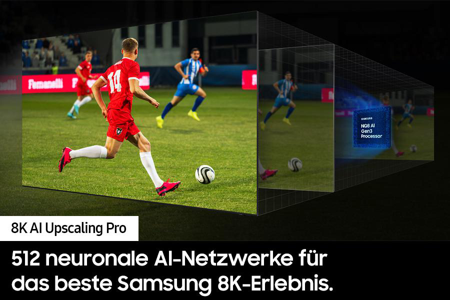 Fußballspiel-Bild mit einem Samsung-Bildschirm, der 8K AI Upscaling Pro anzeigt.