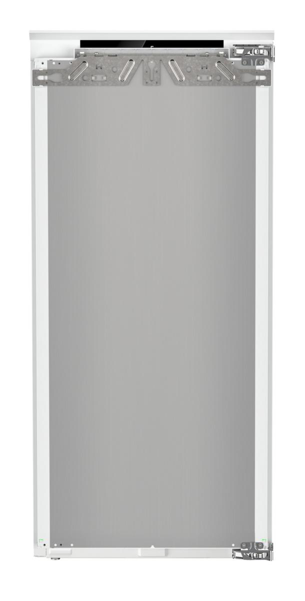 Ein weißes Gerät, möglicherweise ein Kühlschrank, mit Metallakzenten.