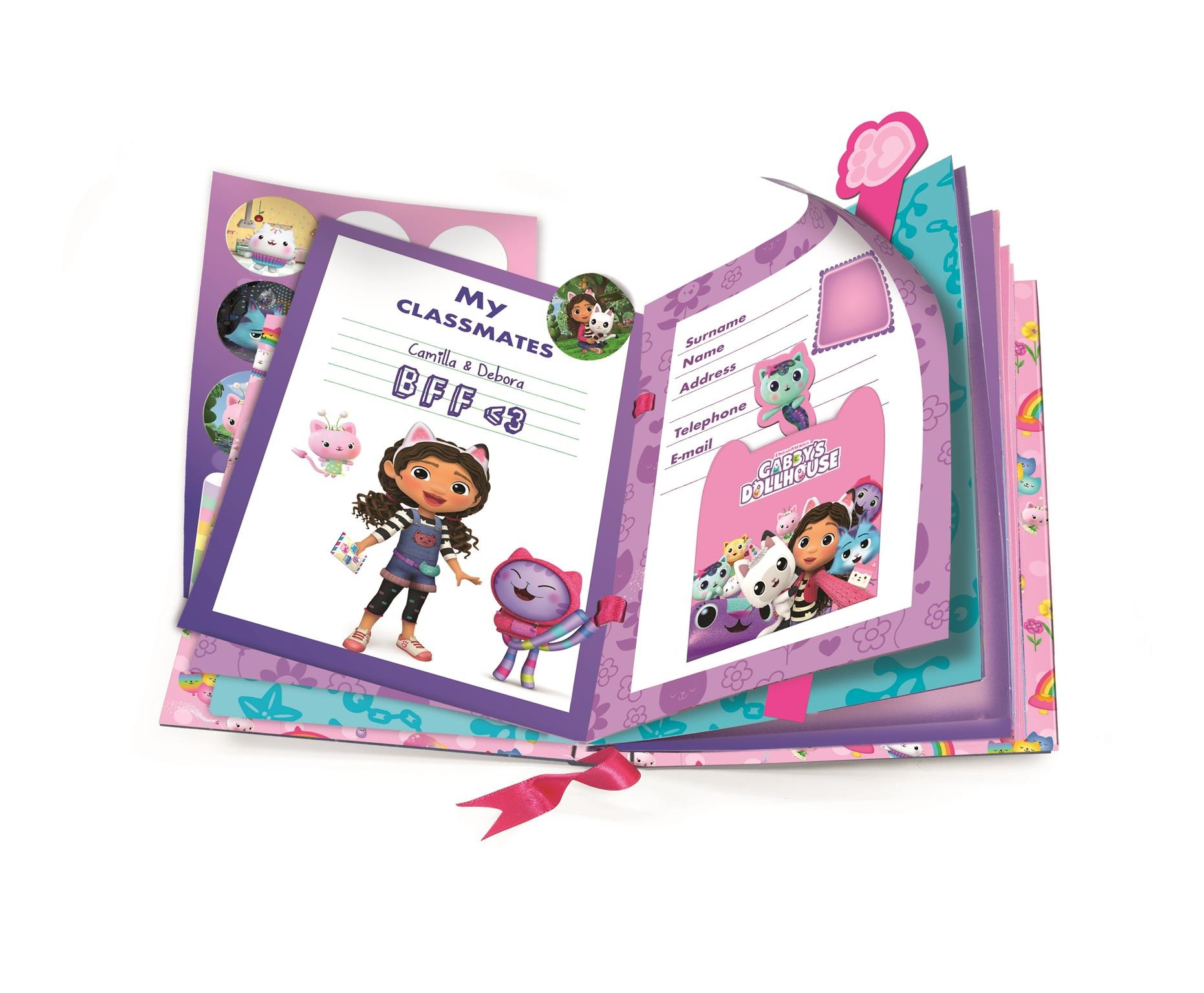 Otwarty dziennik Gabby's Dollhouse z rysunkiem kota. Pokazuje motyw BFF.