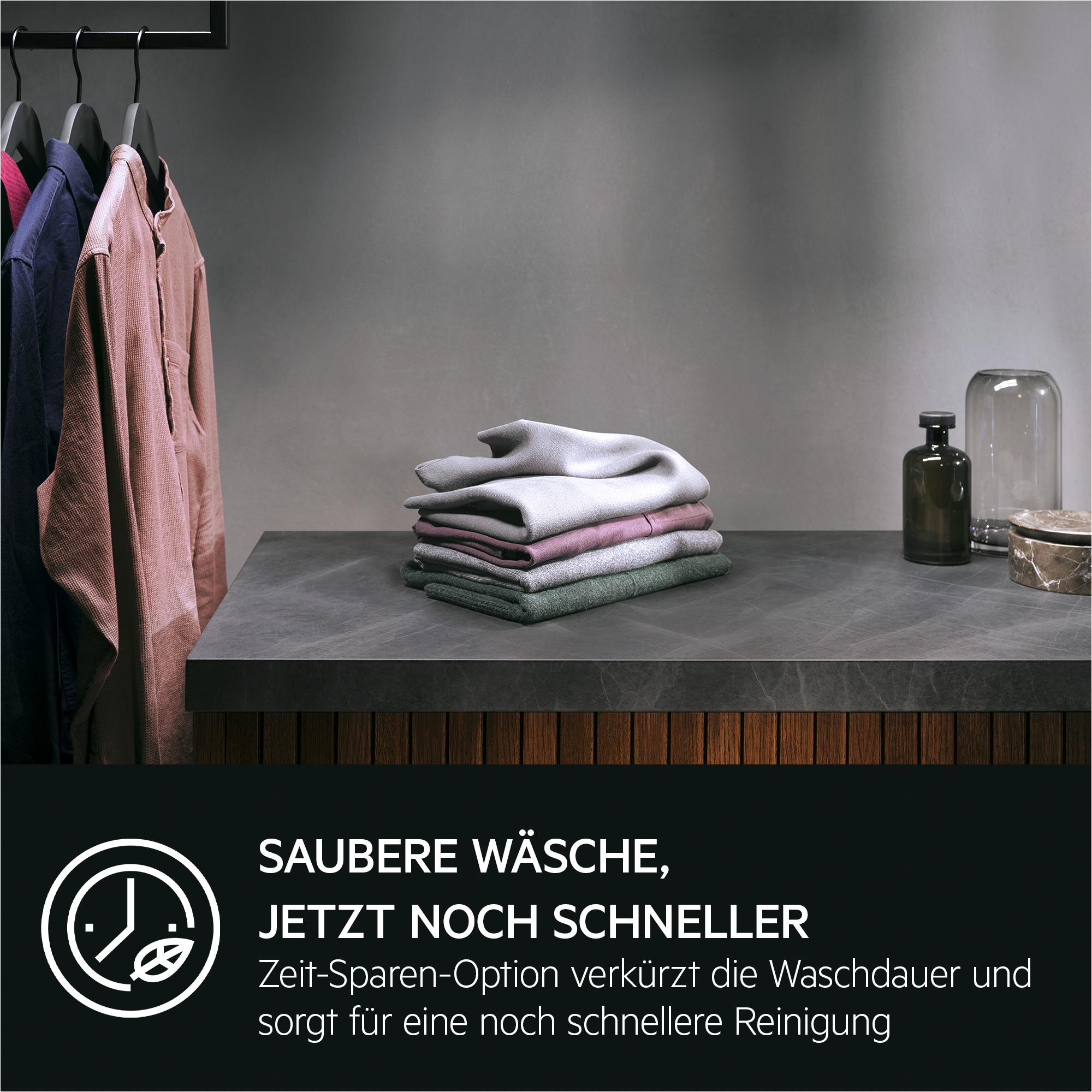 Gefaltete Kleidung auf einer Theke. Text über schnelles Reinigen. Dunkelgrauer Hintergrund.