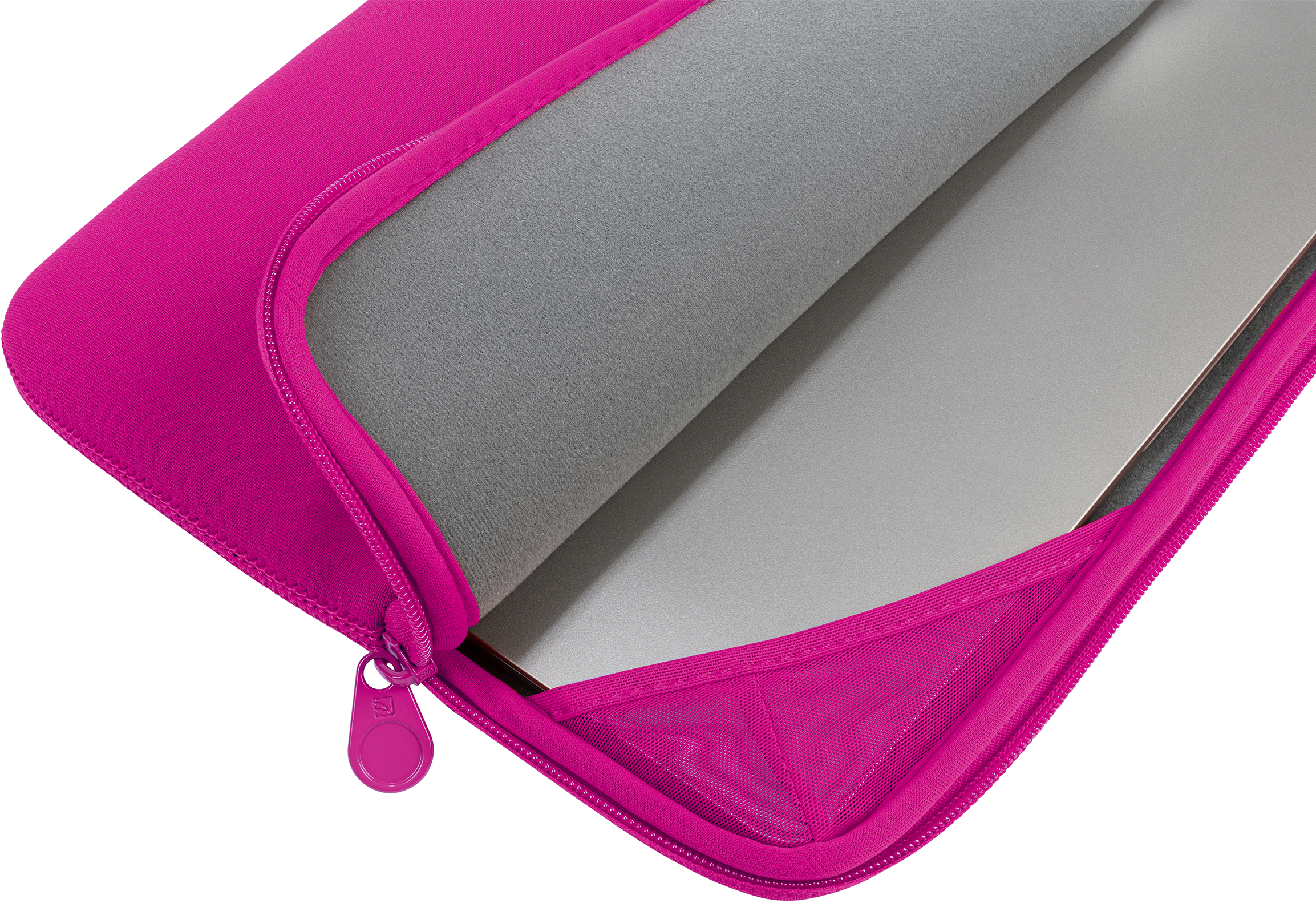 Une housse d'ordinateur portable rose. Elle est partiellement ouverte, révélant l'intérieur gris et le bord d'un ordinateur portable.