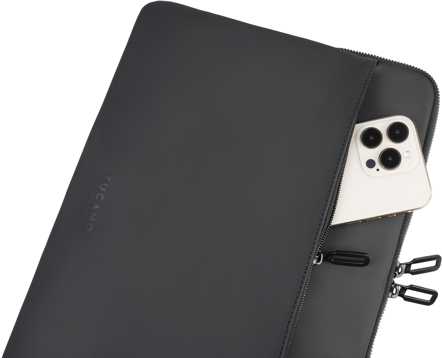 Un telefono nero è in una custodia grigio scuro. La custodia è con cerniera e ha un logo.