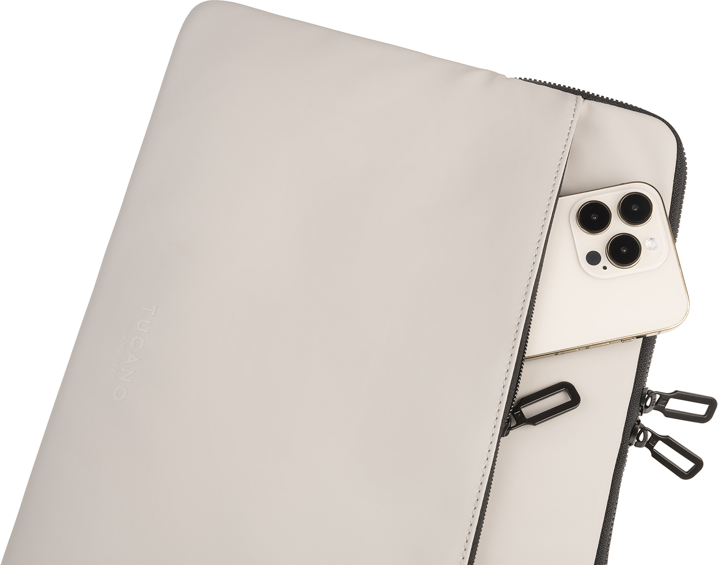 Una custodia per laptop color crema con un telefono in tasca.