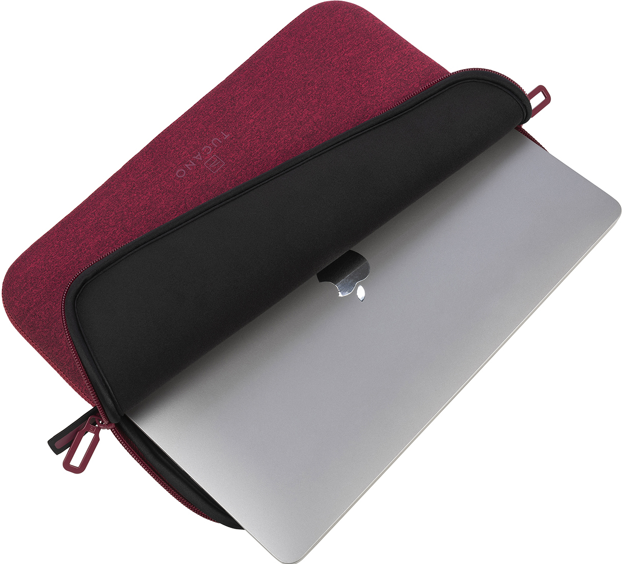 Eine rote Laptoptasche mit einem Laptop darin. Die Tasche ist offen und zeigt den Laptop.