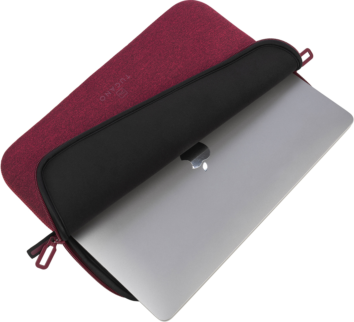 Eine weinrote Laptoptasche mit einem Laptop darin. Die Tasche ist geöffnet und der Laptop sichtbar.
