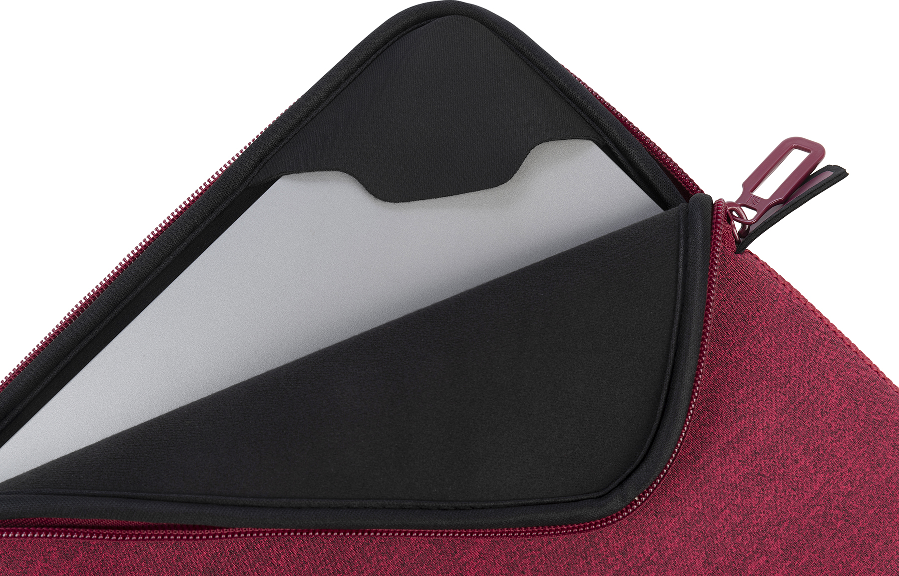 Nahaufnahme einer Laptoptasche, teilweise geöffnet, zeigt das Innenfutter.