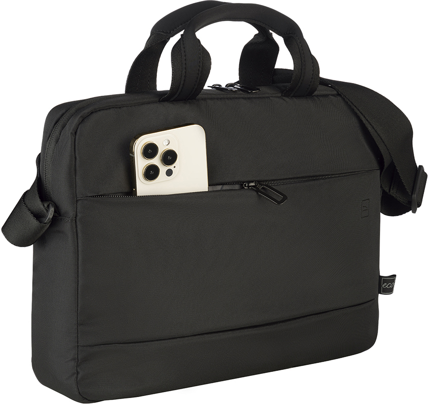 Serviette noire avec un téléphone dans la poche avant. Elle a une poignée et une bandoulière. Poche zippée visible.