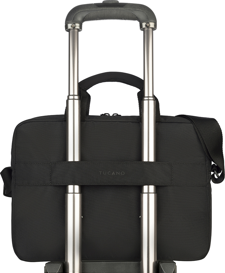 Sac trolley noir. La poignée est relevée. Poignée argentée et sac noir. La marque est Tucano.