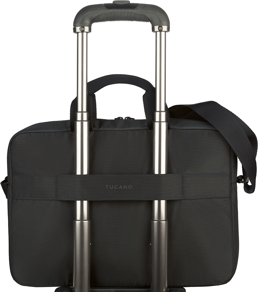 Eine schwarze Tucano Laptoptasche auf einem Rollkoffer. Der Griff ist oben.