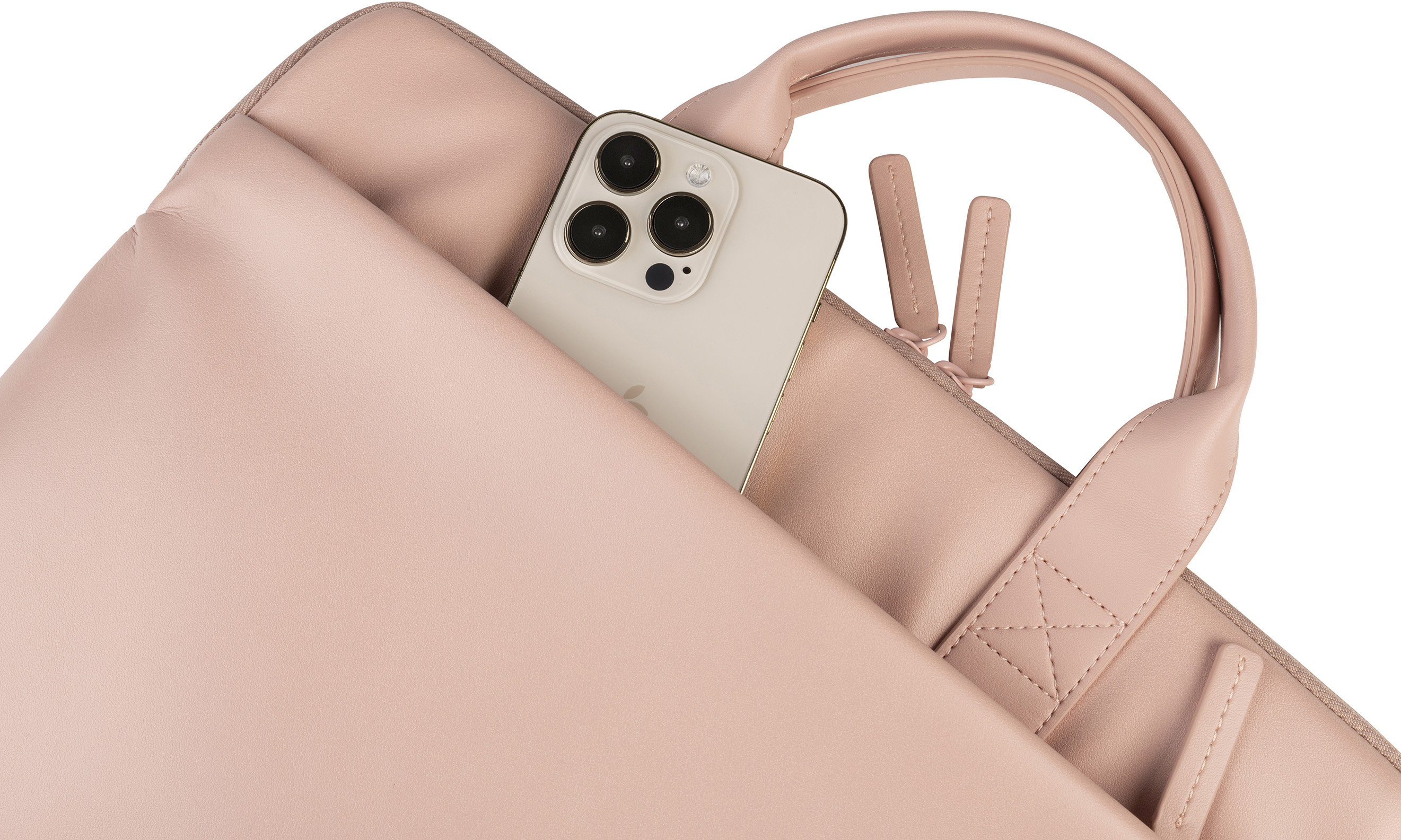 Un sac rose avec un téléphone à l'intérieur, partiellement visible, sur fond blanc.