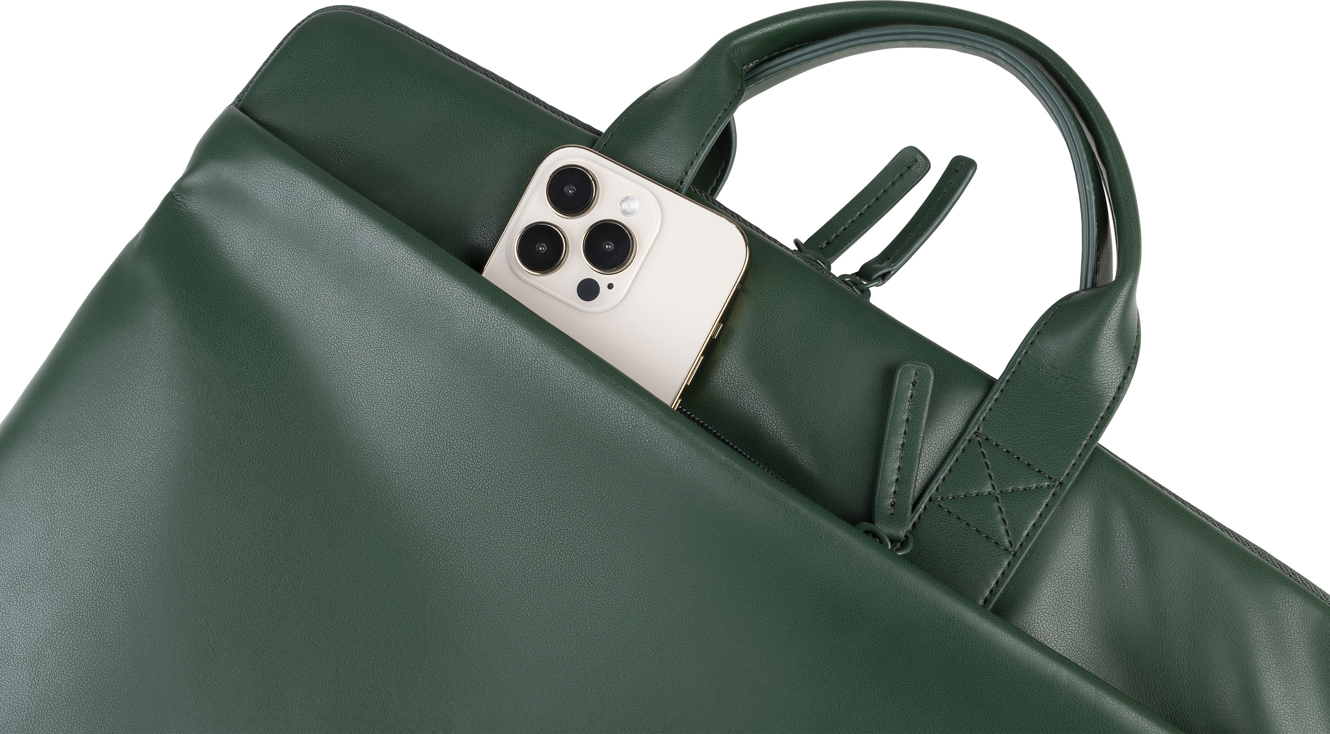 Sac en cuir vert avec un téléphone dans la poche. Fond blanc.