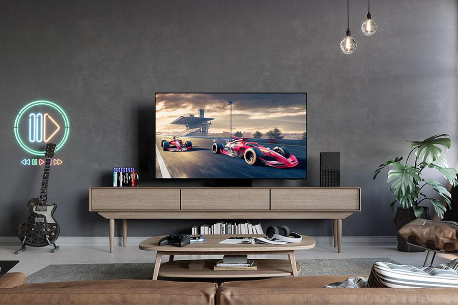 Wohnzimmer mit TV-Rennen, Sofa, Gitarre und Neon-Schild. Ein Holzschrank darunter.