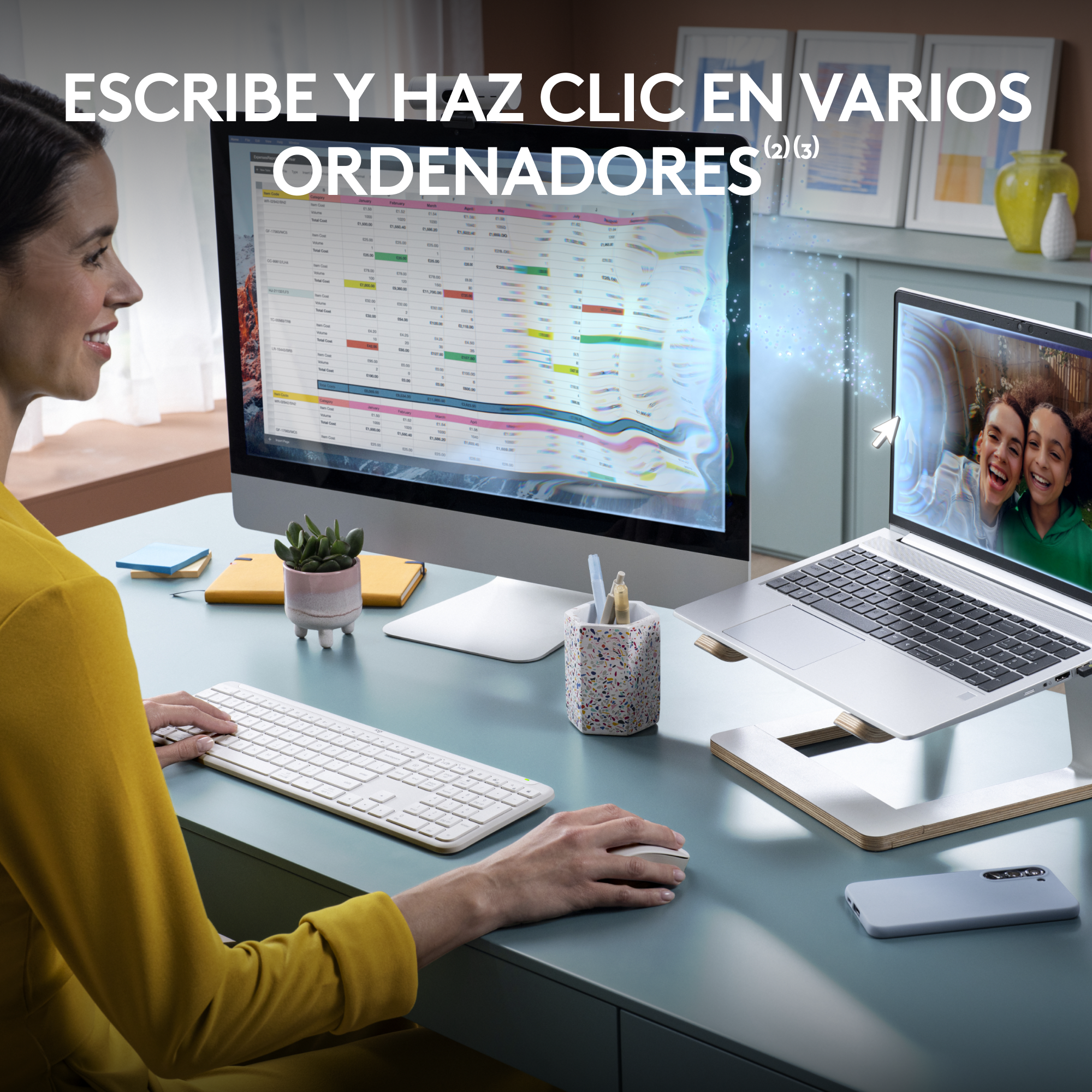 Una mujer usando una computadora y una laptop con teclado y mouse.