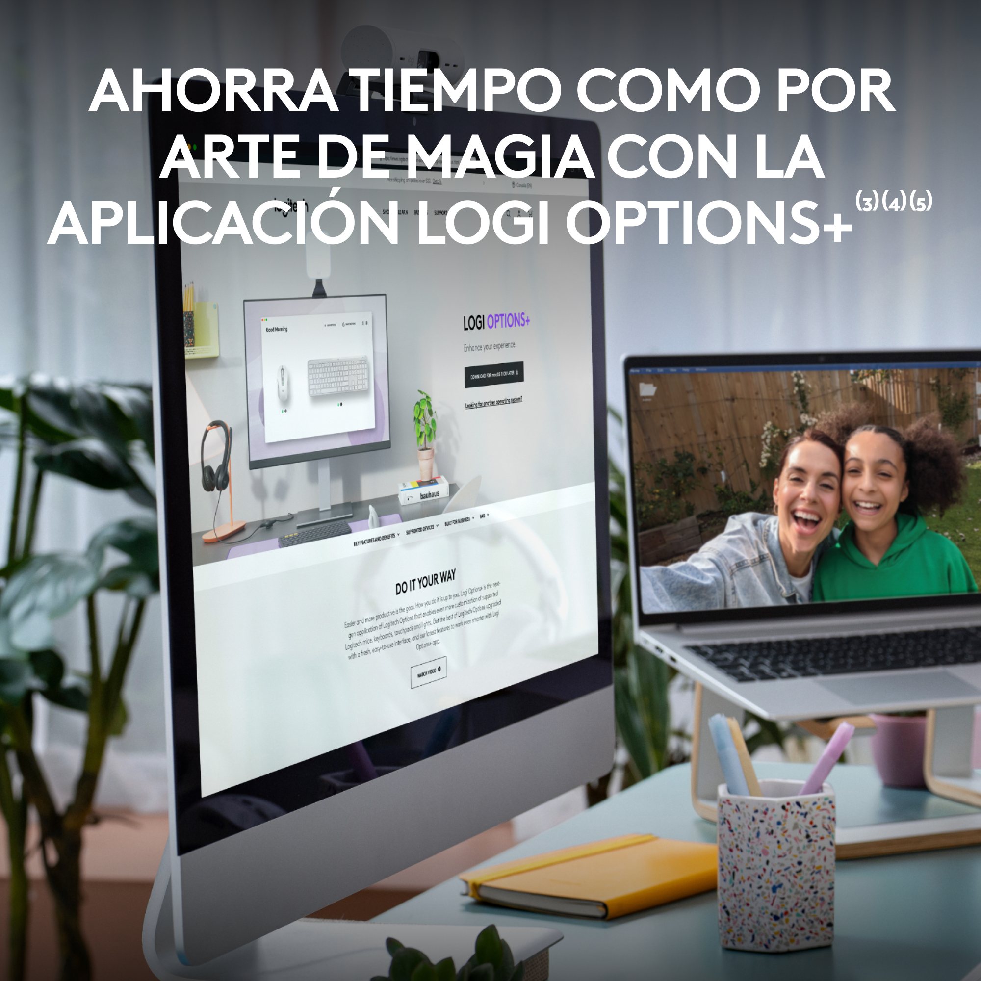 Una pantalla de ordenador con sitio web, un portátil con selfie, en un escritorio con mujer y niño.