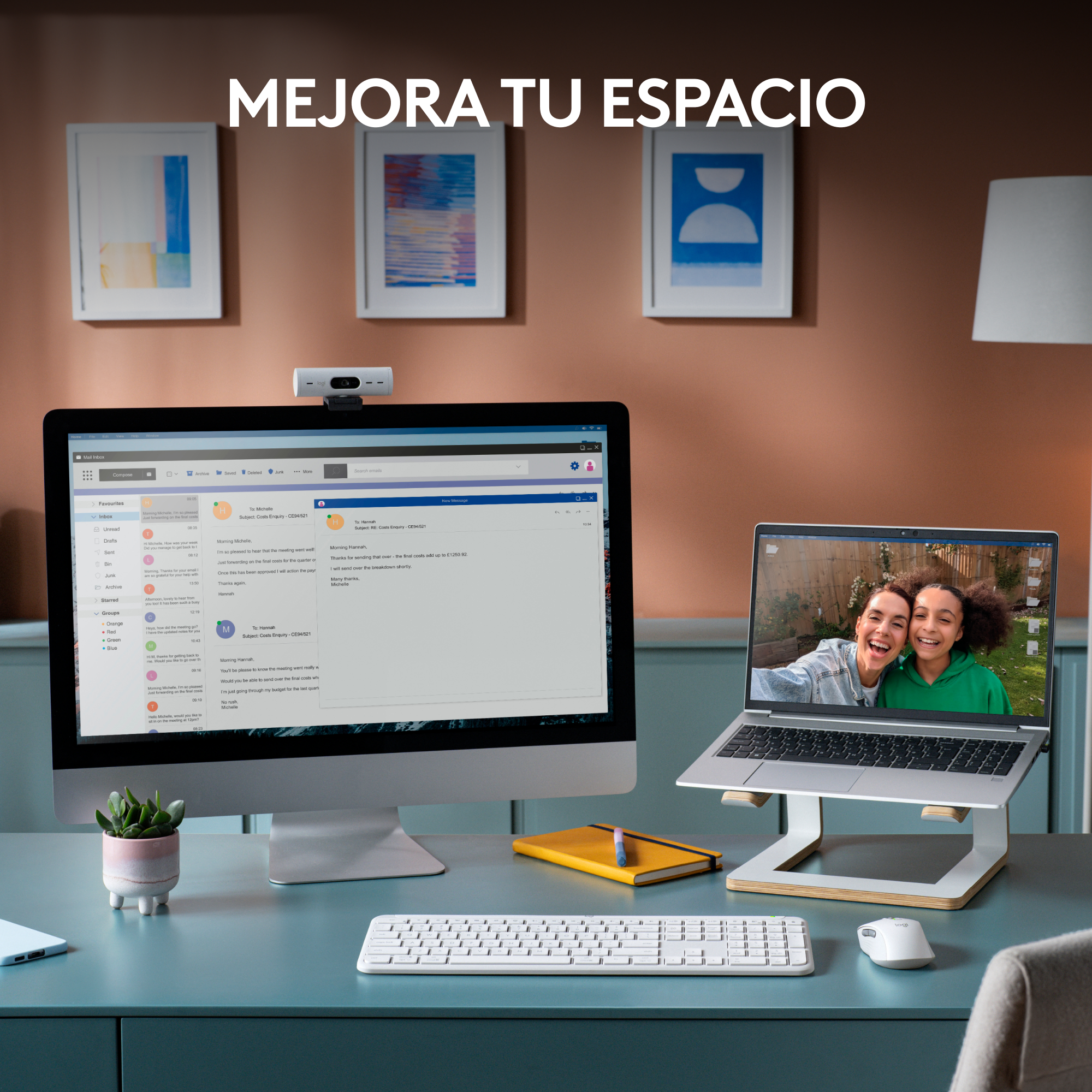 Un espacio de trabajo con una computadora, una cámara web y una laptop.