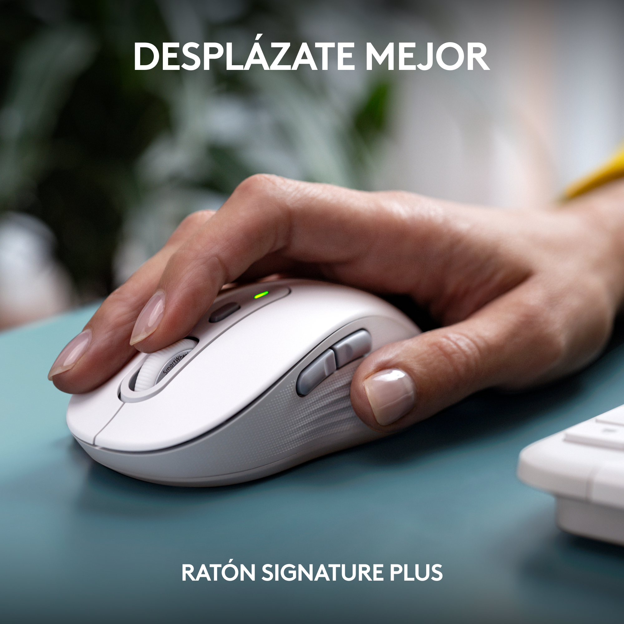 Una mano usa un ratón blanco. El ratón tiene botones y una rueda de desplazamiento. La escena está en una superficie azul.