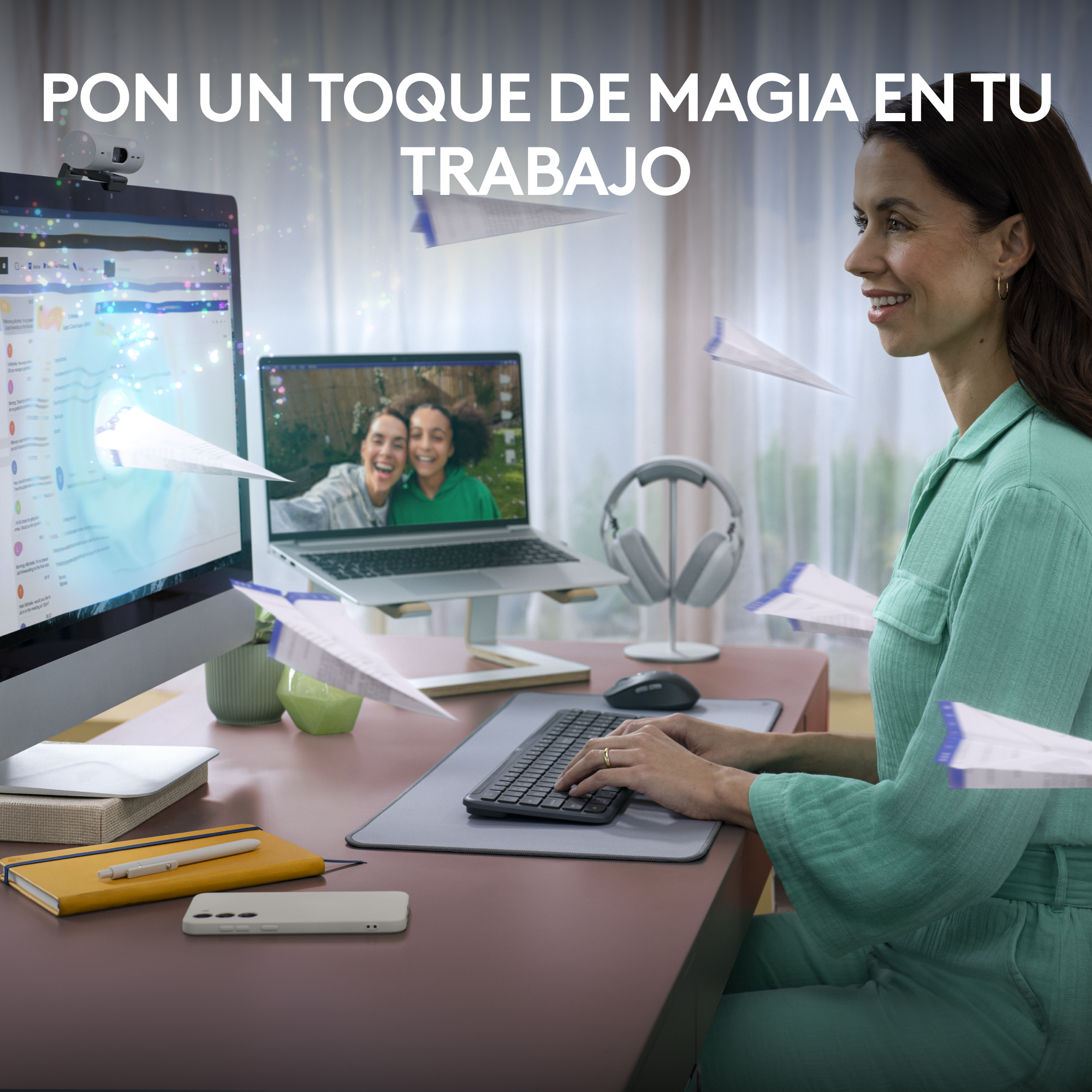Mujer en escritorio usando laptop, aviones de papel alrededor.