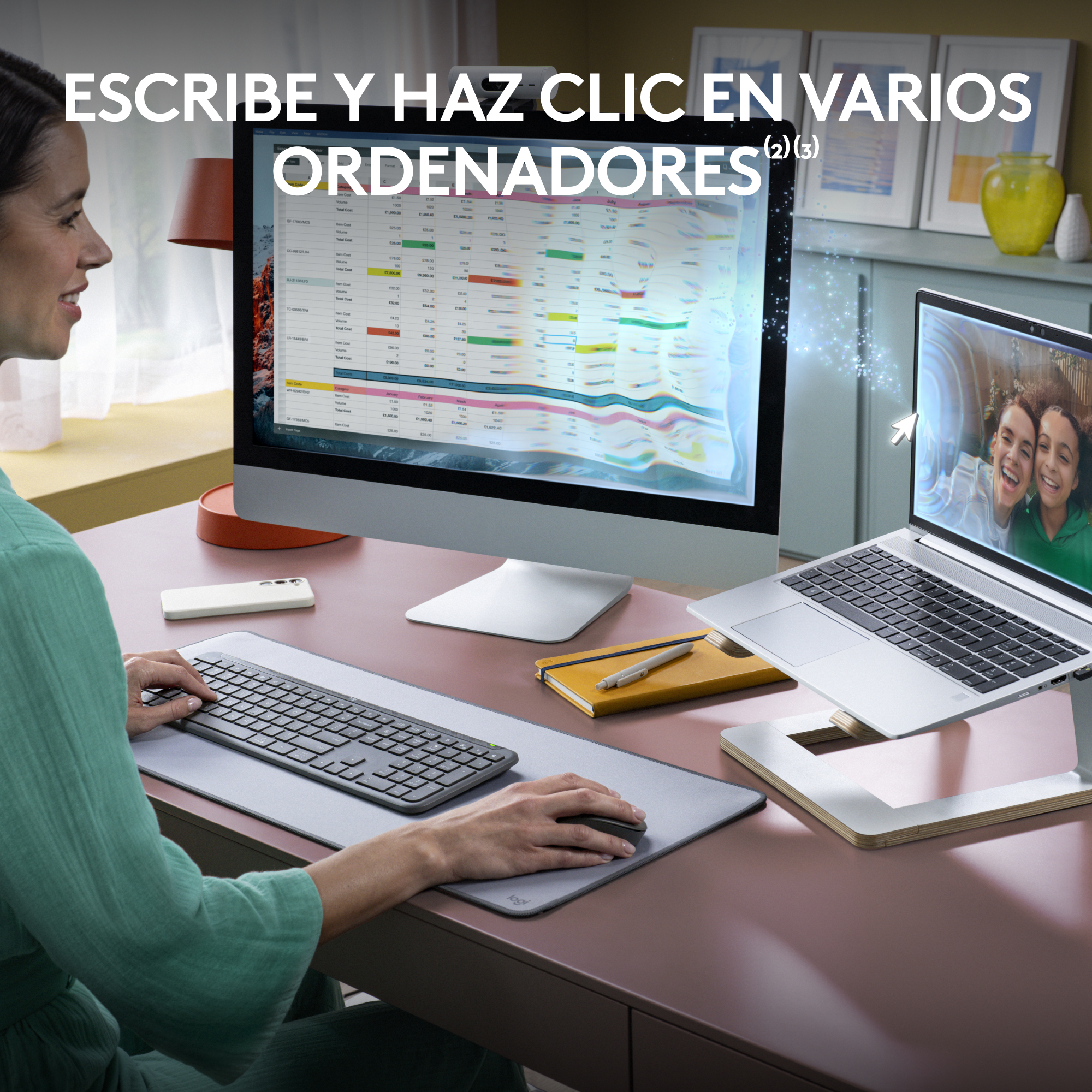 Mujer usando teclado y ratón con monitor y portátil en un escritorio.