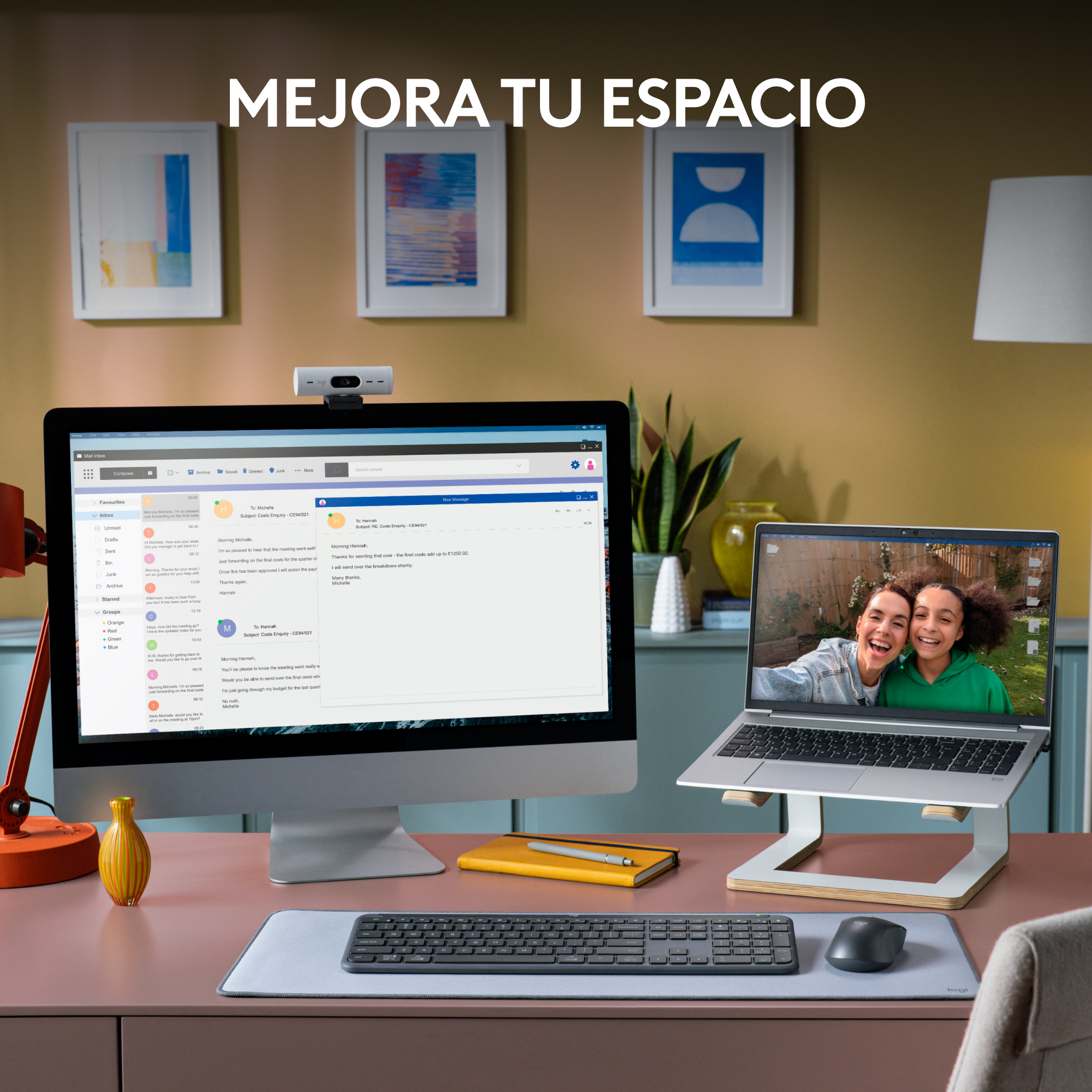 Configuración de escritorio con monitor, portátil, teclado y ratón. Dos mujeres en la pantalla del portátil.