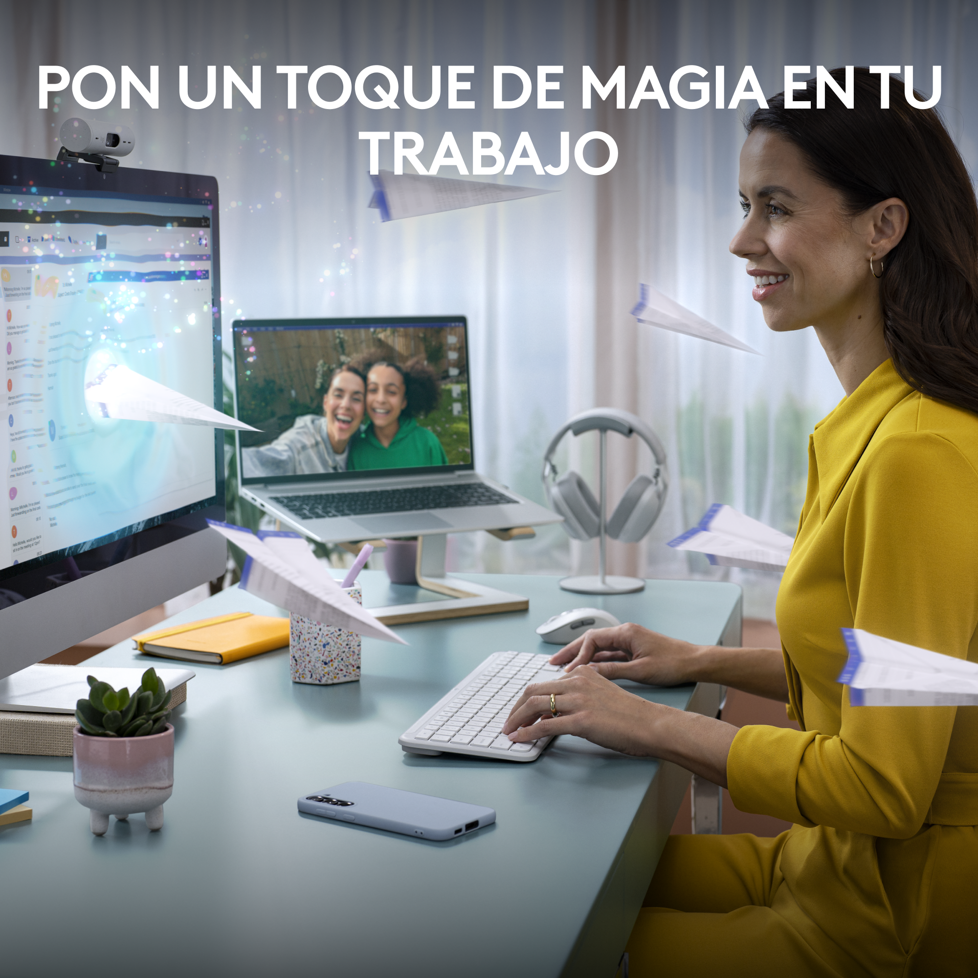 Una mujer trabaja en una computadora con aviones de papel volando a su alrededor.