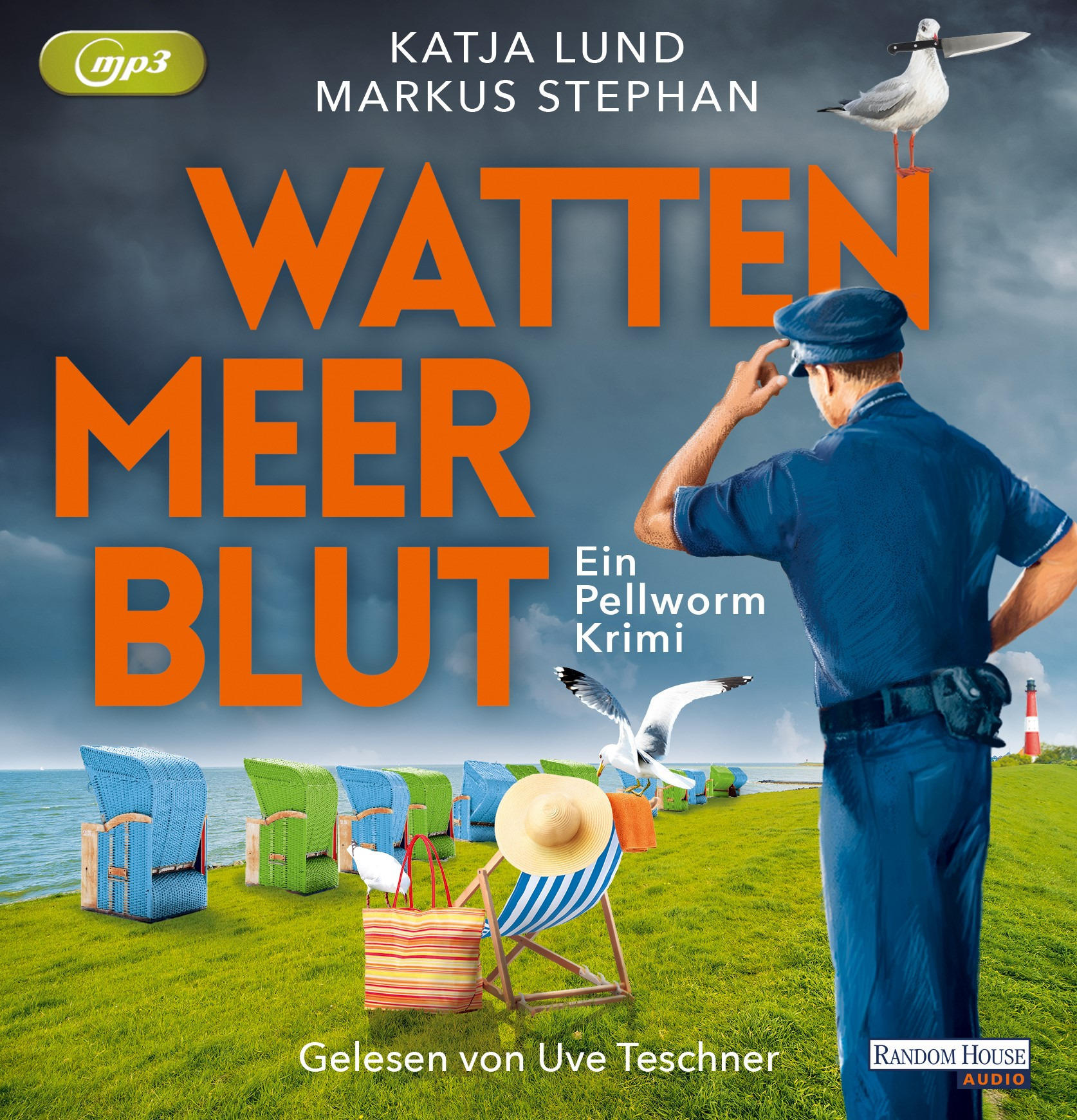 Ein Mann in blauer Uniform steht am Meer. Strandkörbe und eine Möwe sind zu sehen.