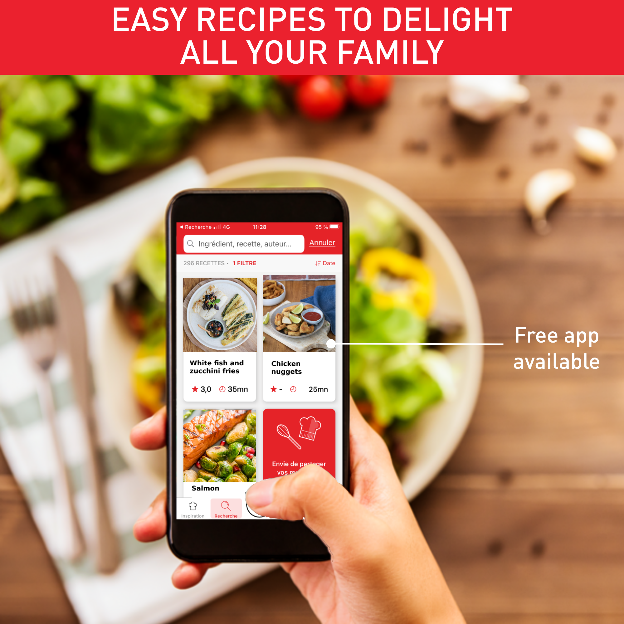 Telefoon met recepten, met ingrediënten en een bord met eten op de achtergrond.