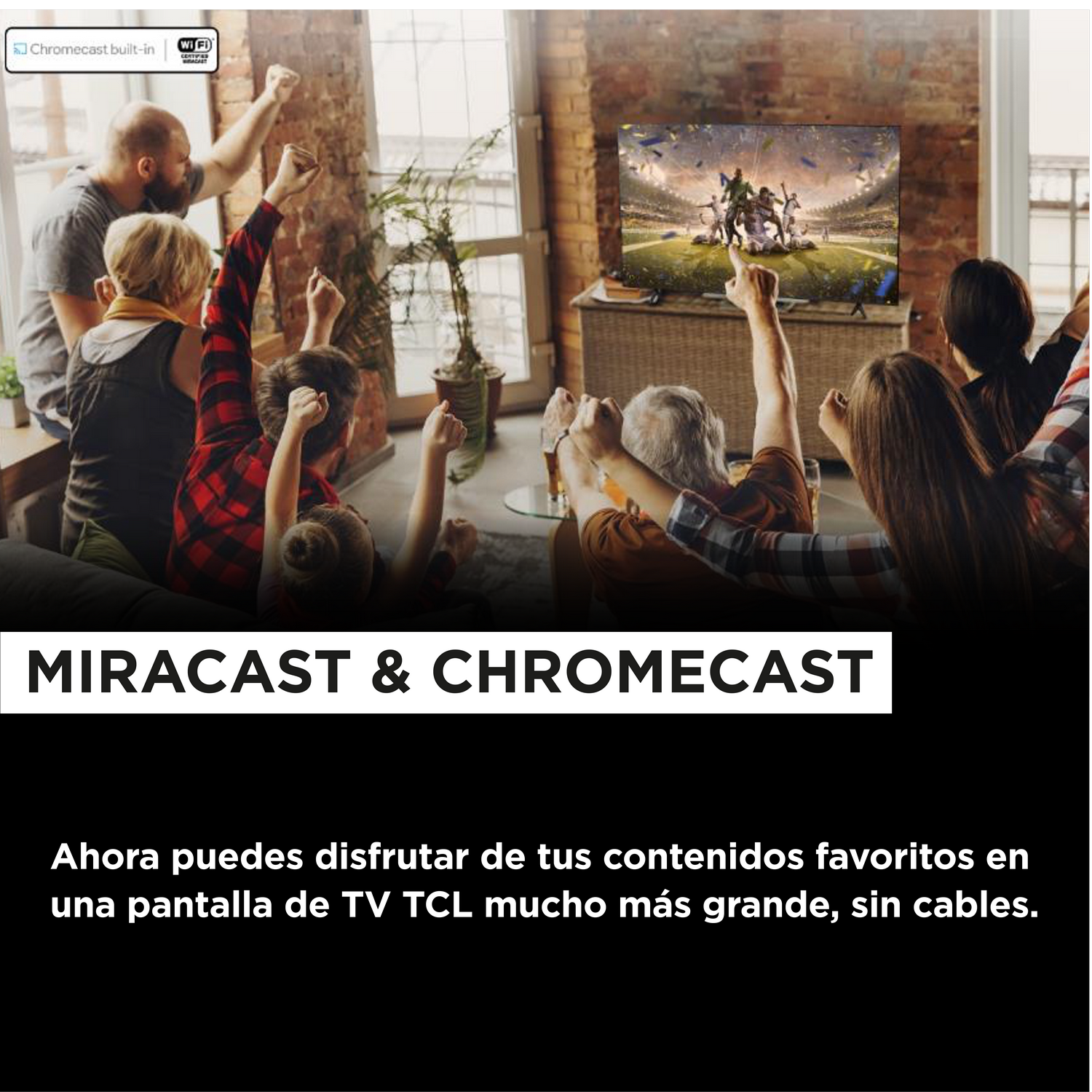 Grupo de personas viendo la tele, animando. TV muestra un juego. Texto: Miracast & Chromecast. Pantalla TCL.
