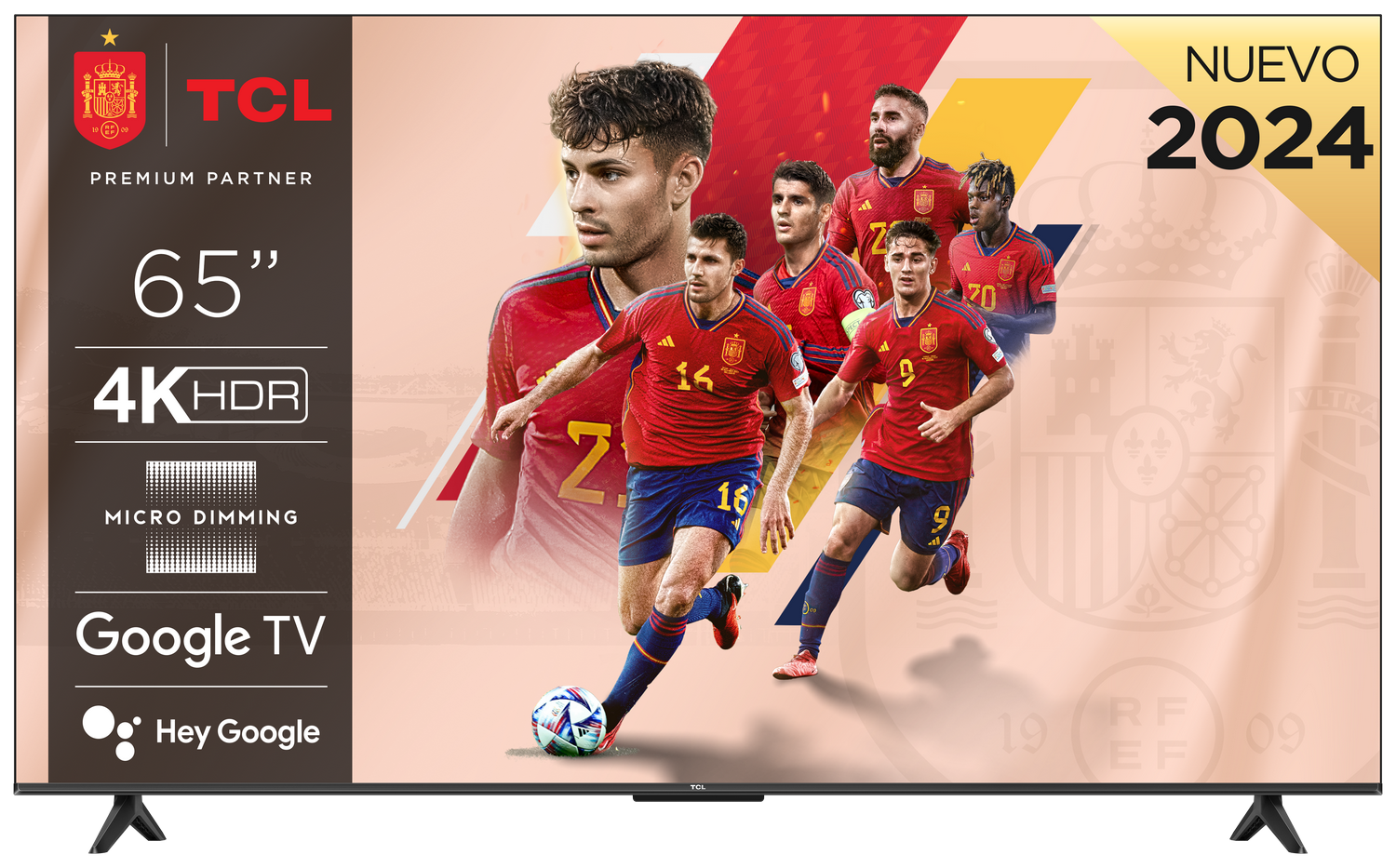 Un televisor TCL 4K HDR de 65" con un jugador de fútbol en el centro, rodeado de miembros del equipo.