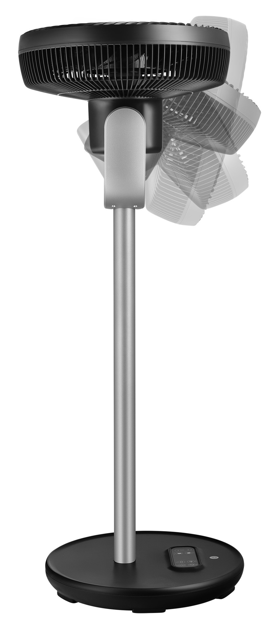 Ezüst és fekete ventilátor állványon, fekete tetővel, jobbra döntve.