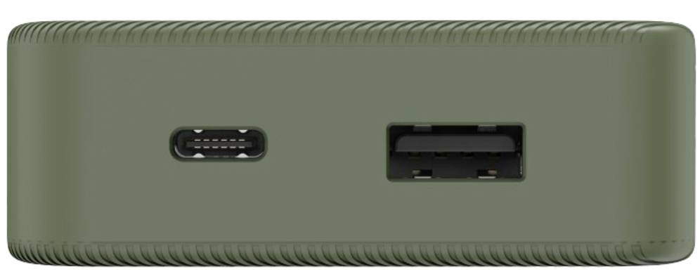 Zbliżenie zielonego power banku z portem USB-C i portem USB.