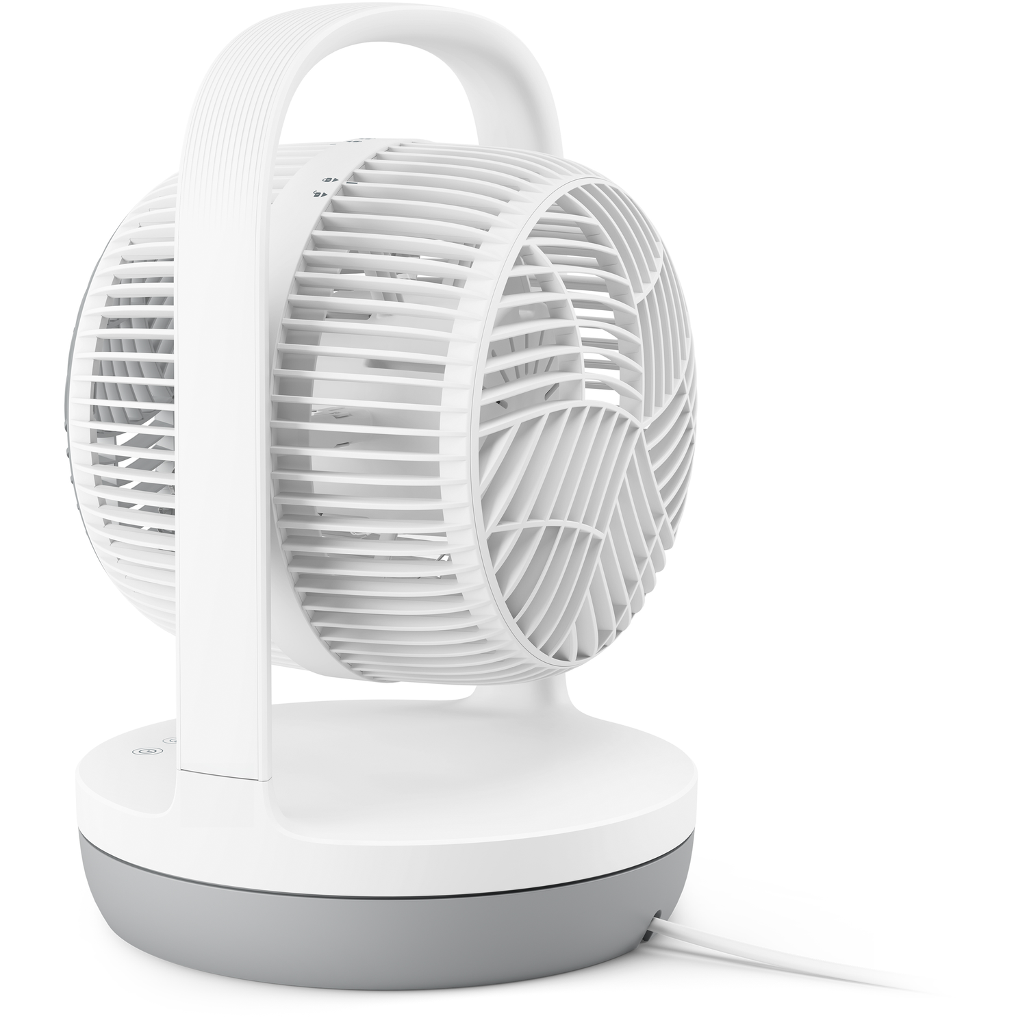 Een witte en grijze ventilator met een gebogen ontwerp. Hij heeft een handvat aan de bovenkant en staat op een voet.