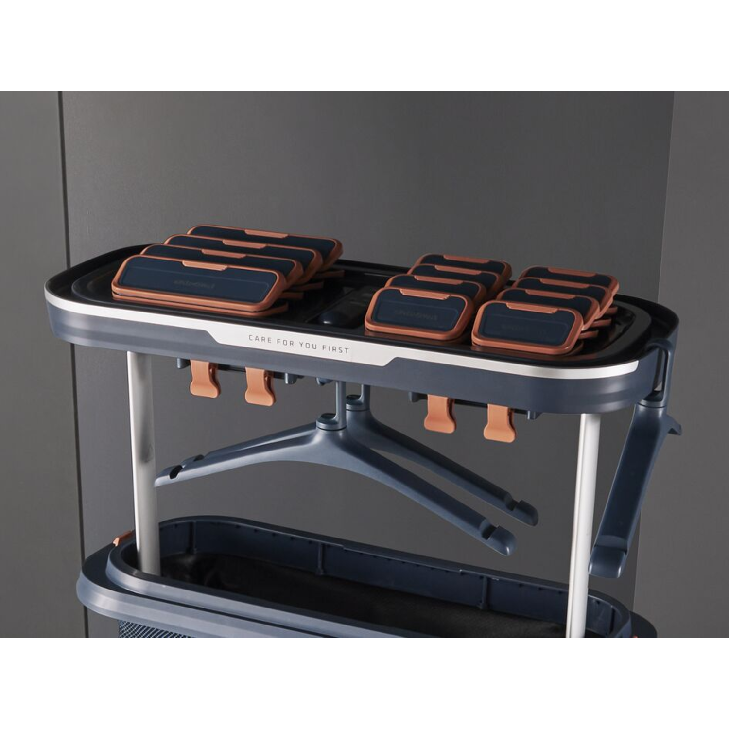 Een opbergrek met hangers en opbergbakken in een moderne omgeving.