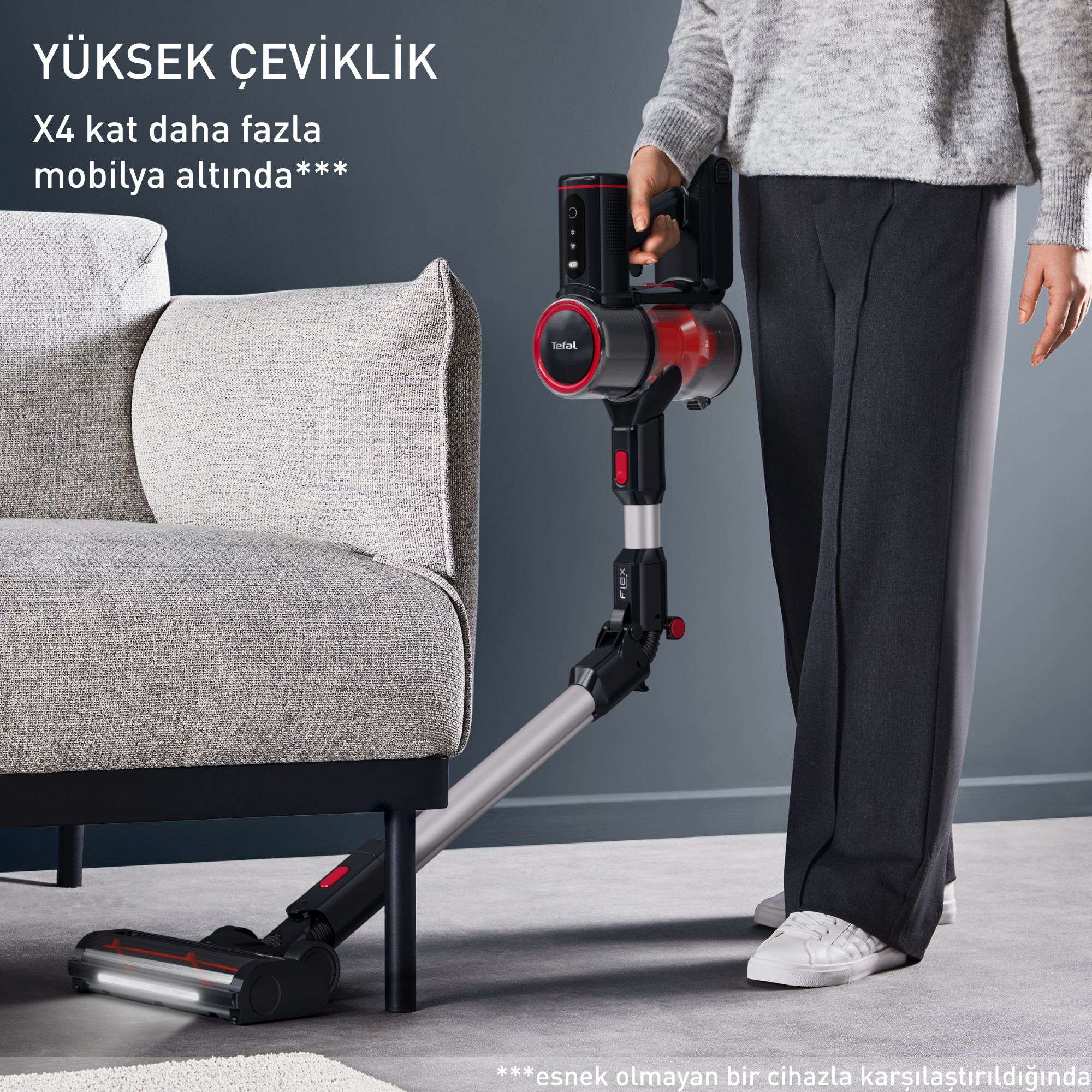 Halı üzerinde Tefal çubuk tipi elektrikli süpürgeyle temizlik yapan kadın.