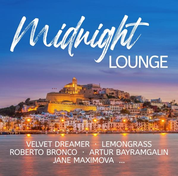 Albumcover mit Stadtansicht an der Küste bei Sonnenuntergang. Text 'Midnight Lounge'.