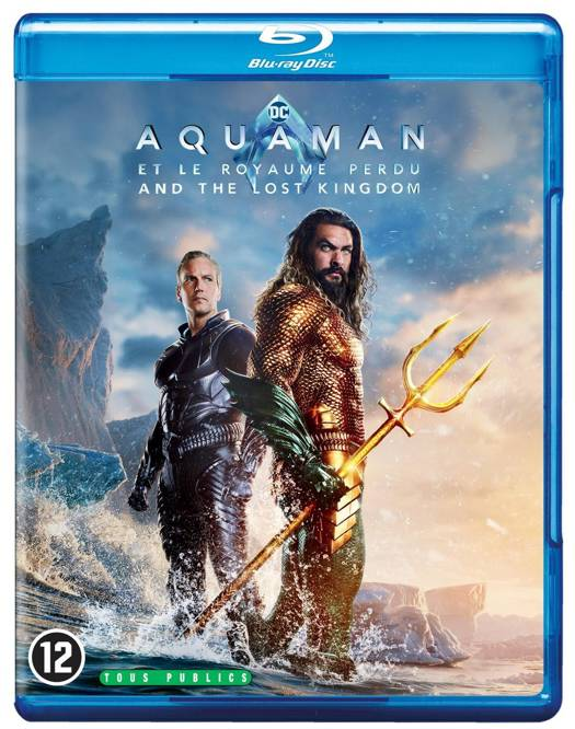 Couverture Blu-ray Aquaman avec deux acteurs, un tenant un trident, sur fond d'eau.