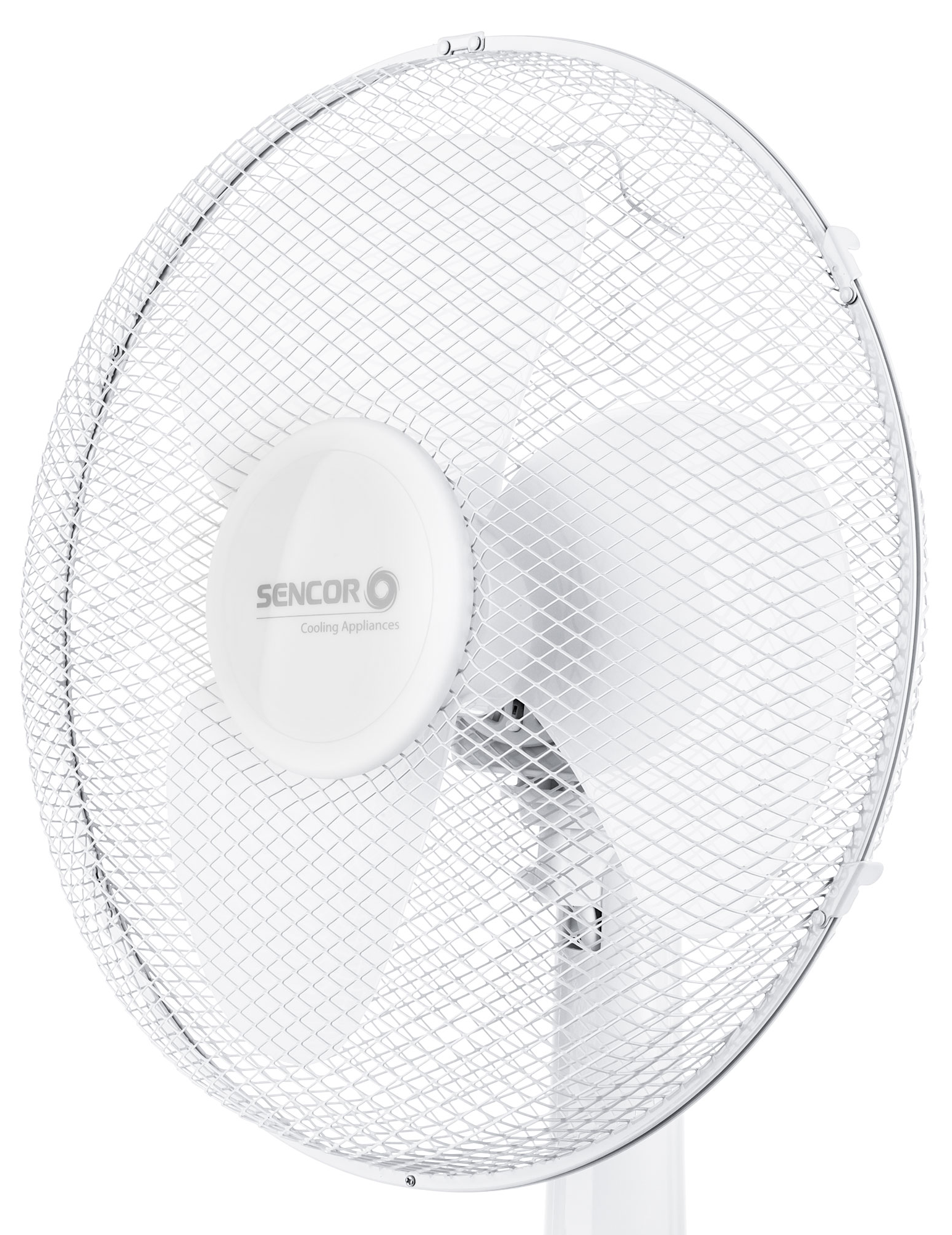 Fehér ventilátor védőhálóval, logóval és állvánnyal, fehér háttéren.