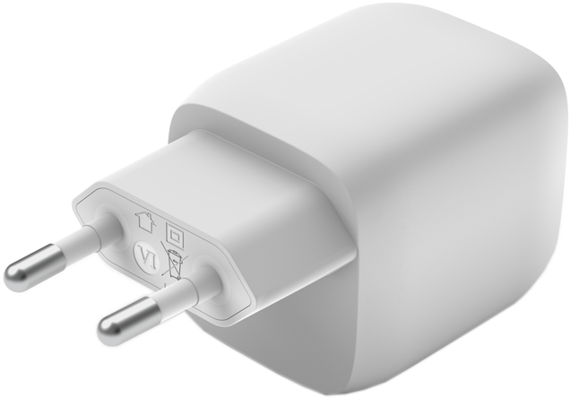 Egy fehér hálózati adapter látható, két fémcsappal. Téglalap alakú teste van, fehér háttéren elkülönítve.