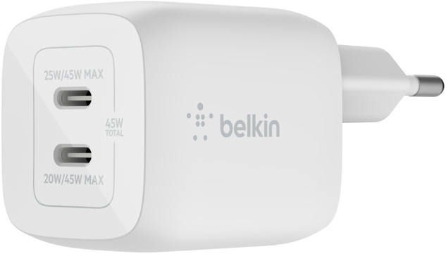 Fehér Belkin töltő két USB-C porttal. A töltőnek van dugója.