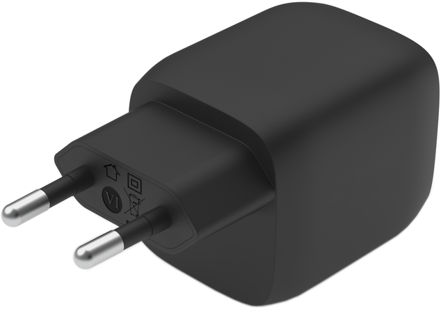 Fekete hálózati adapter ezüst tüskékkel. Az adapteren jelzések vannak.