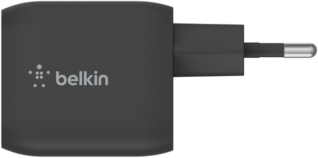 Fekete Belkin töltő dugóval, a Belkin logóval a felületén.