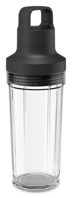 Klare, zylindrische Wasserflasche mit schwarzem Deckel. Sie ist leer und auf weißem Hintergrund.