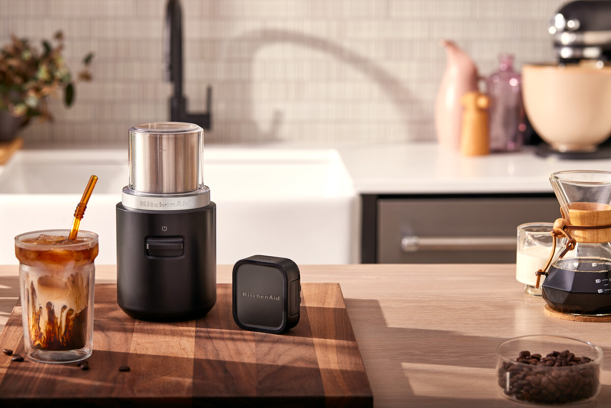 KitchenAid-Mühle mit einem Glas Eiskaffee und einer kleinen, schwarzen KitchenAid-Box.