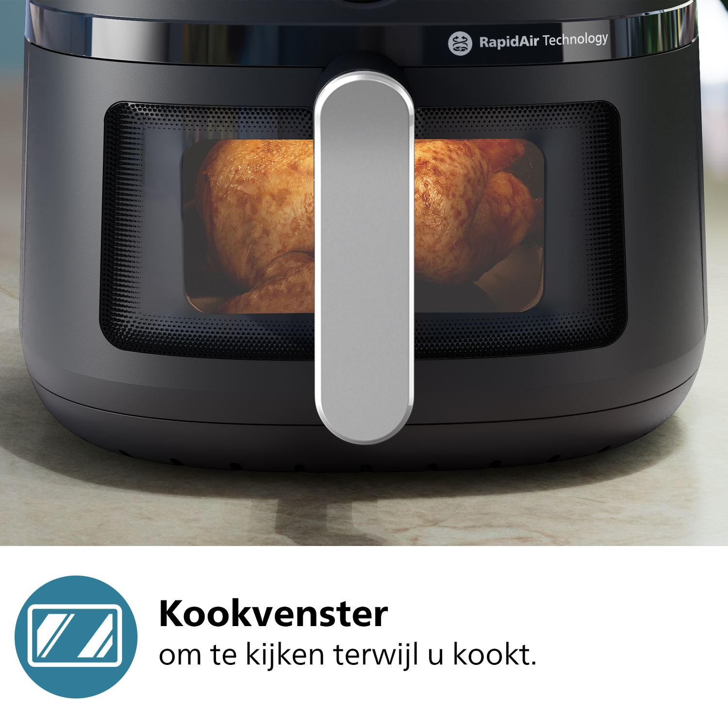 Een zwarte airfryer met een raam dat een gebraden kip laat zien. Er is een zilveren handvat en tekst aan de zijkant.