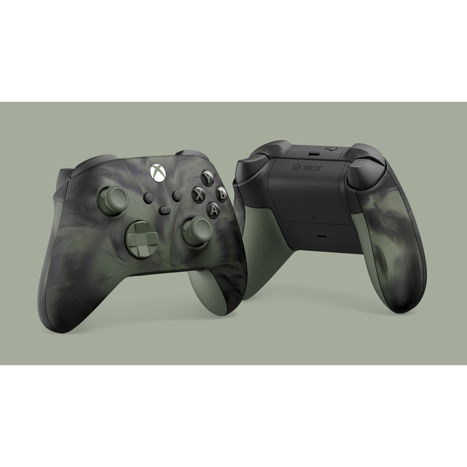 Twee Xbox-controllers, één naar voren en één naar achteren, met een groen en zwart marmerontwerp.