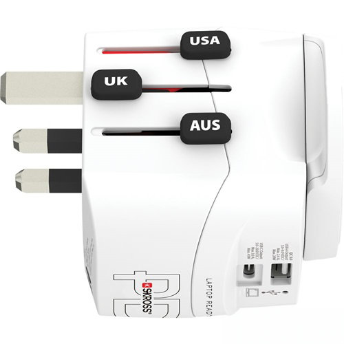 Egy fehér utazóadapter UK, USA és AUS dugókkal, minden országhoz feliratozva.
