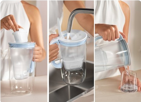 Osoba nalewa wodę z dzbanka filtrującego do szklanki.